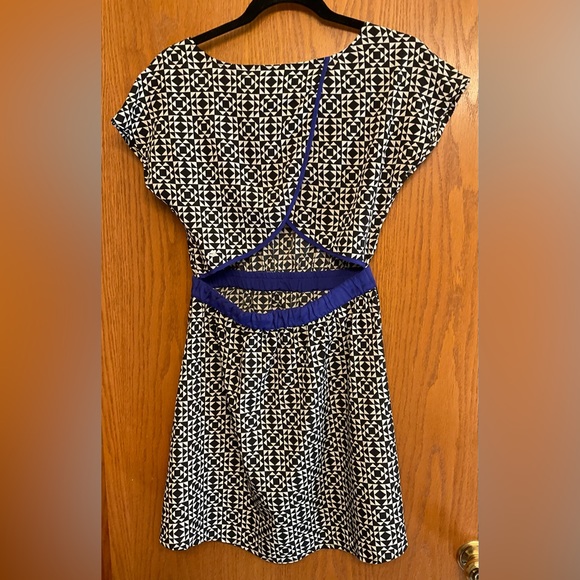 Roxy Geometric Black, White, Navy Blue Open Back Dress. Size S. - Picture 2 of 4